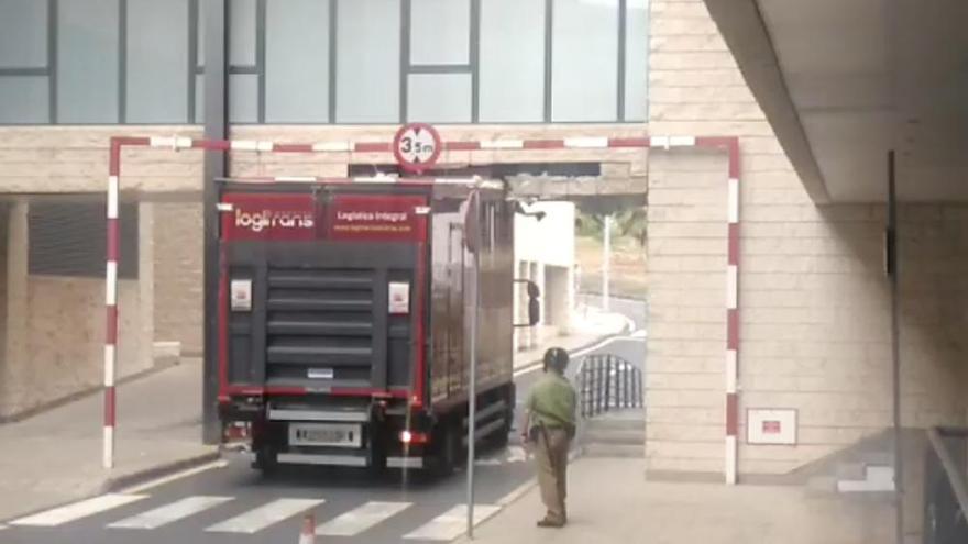 Un camión choca en el Hospital Doctor Negrín