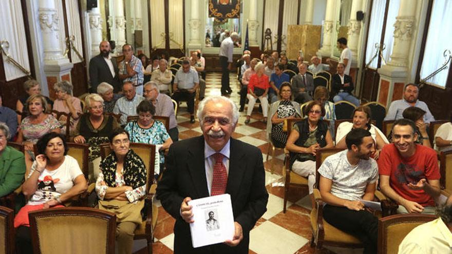 Luciano González presentó el jueves Cánovas, periodista en el Salón de los Espejos del Ayuntamiento.