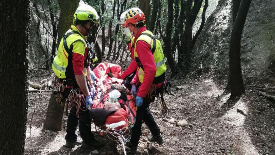 Moment en què la GRAE ha rescatat a l&#039;escalador