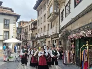 "Tiendes y gaites", éxito veraniego de música y compras por las calles del centro de Villaviciosa