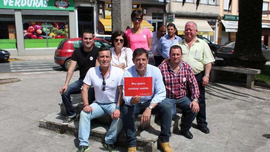 Besteiro, con varios militantes del PSdeG, ayer en Melide pidiendo el voto &quot;para el cambio&quot;.