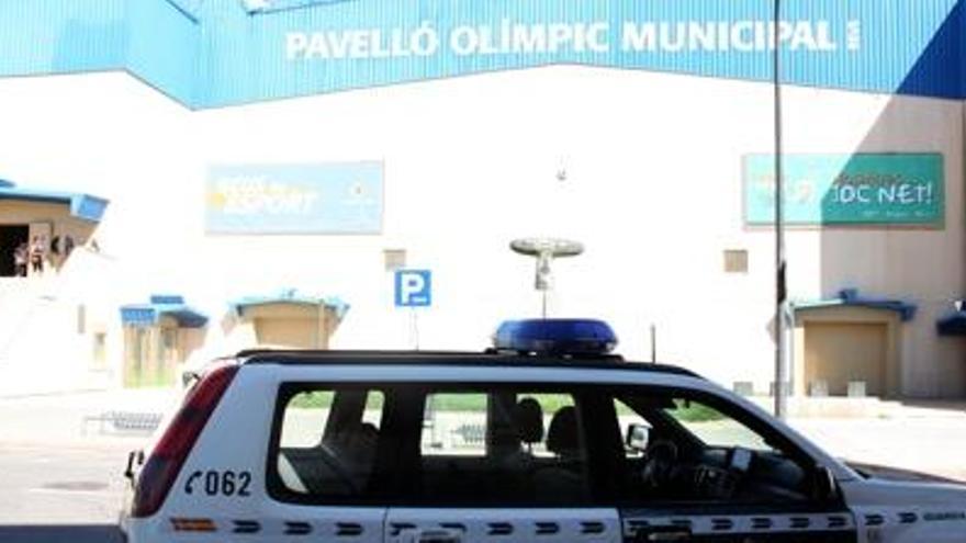 Un vehicle de la Guàrdia Civil al davant del Pavelló Olímpic de Reus.