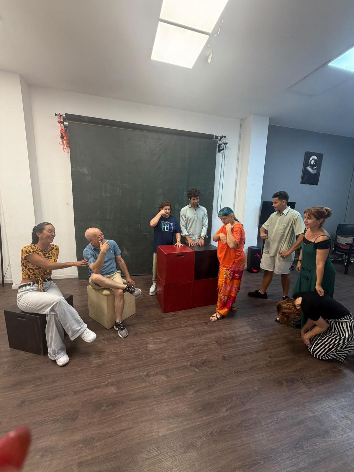 Alumnos y alumnas durante una clase en Vives Impro.