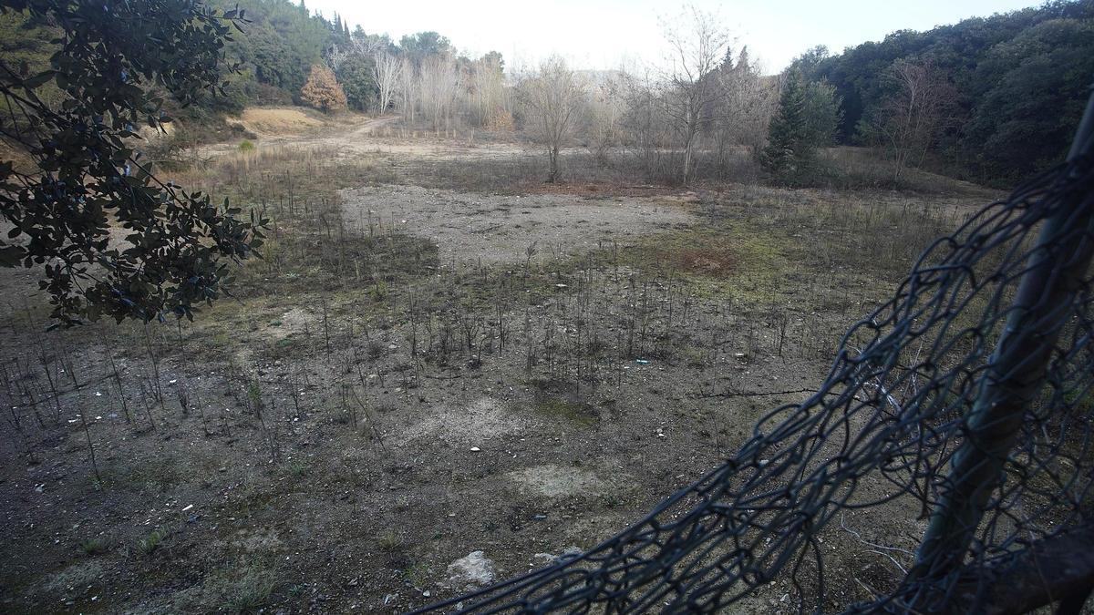 L’espai de la zona del Puig d’en Roca on hi havia hagut una pista poliesportiva i un camp de futbol, ja enderrocats.
