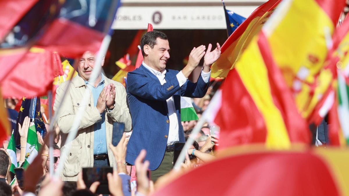 Juan Manuel Moreno, presidente de Andalucía, en la manifestación contra la amnistía en Sevilla.