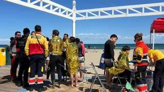 Los bomberos salvan en Castelló a seis personas arrastradas por el viento cuando hacían kayak y paddle surf