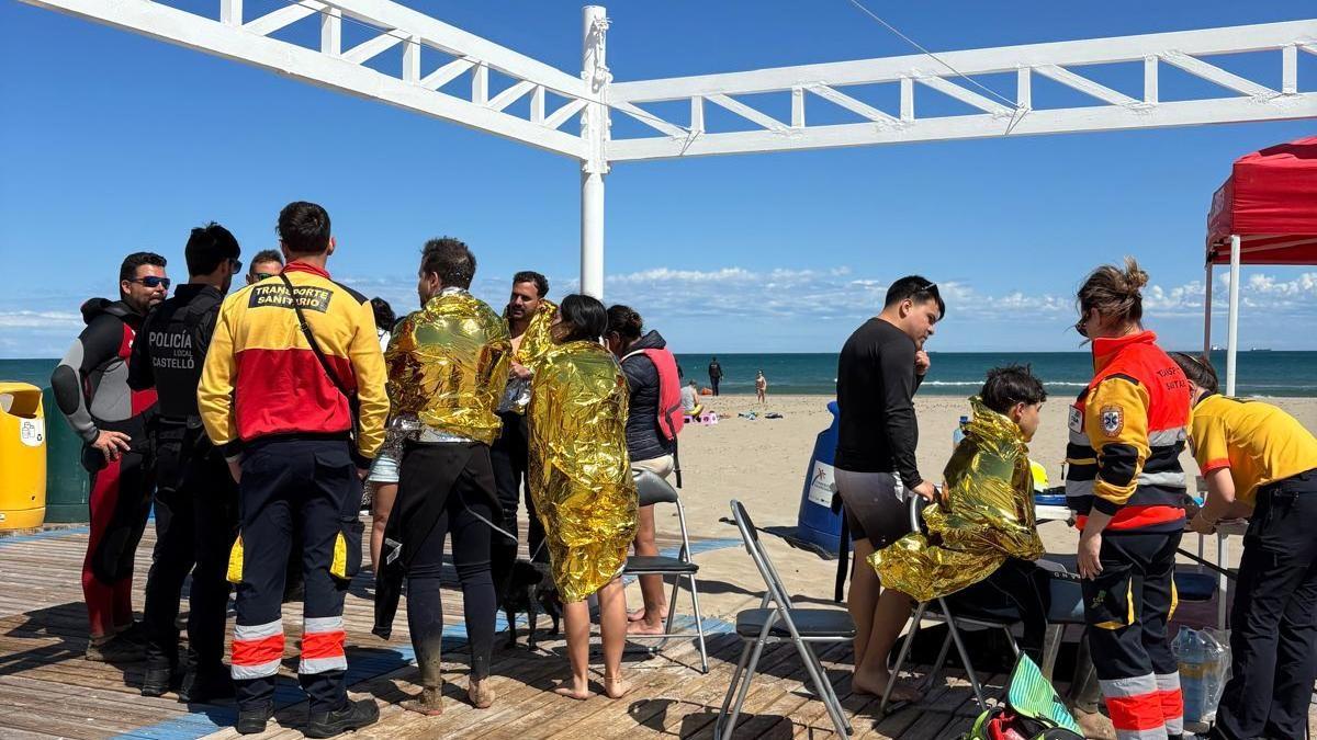 Imagen de efectivos de bomberos, técnicos sanitarios y miembros de Policía Local, junto a las personas rescatadas este sábado.