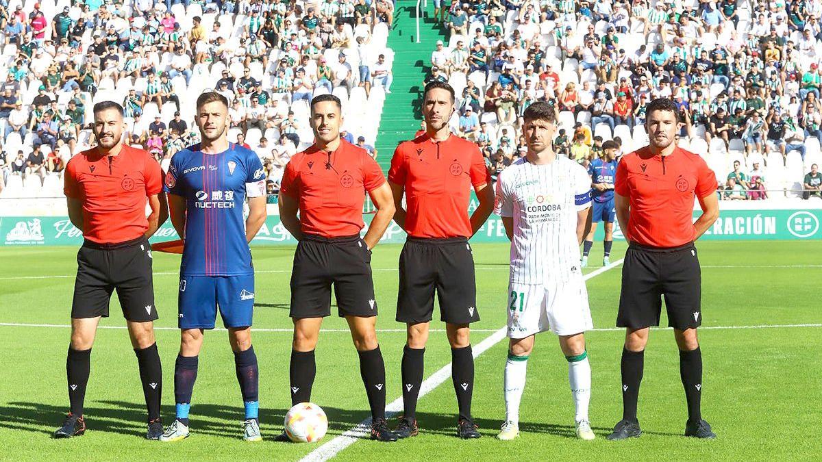 Ortega Herrera, el tercero por la izquierda, antes del Córdoba CF-Algeciras del pasado curso.