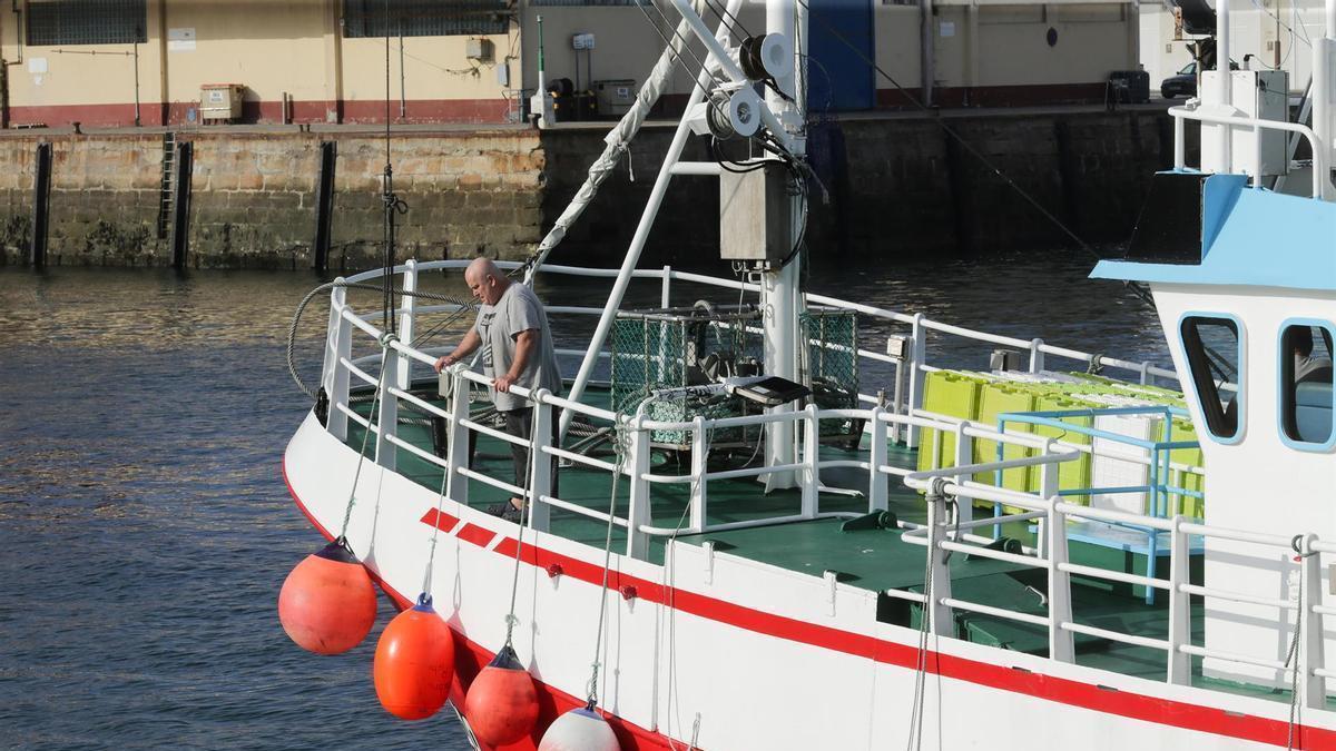 Marineros en el puerto de Burela