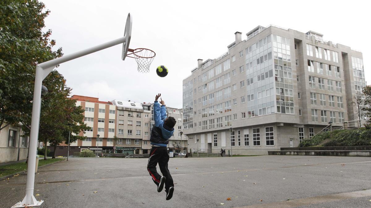 Un niño juega al baloncesto en la plaza de Indalecio Prieto.