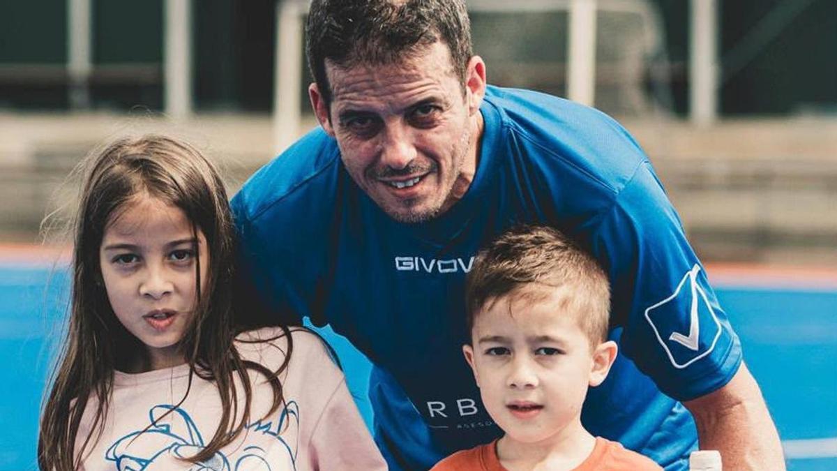 Yhosvany Hernández junto a sus hijos, Lía y Ulises.