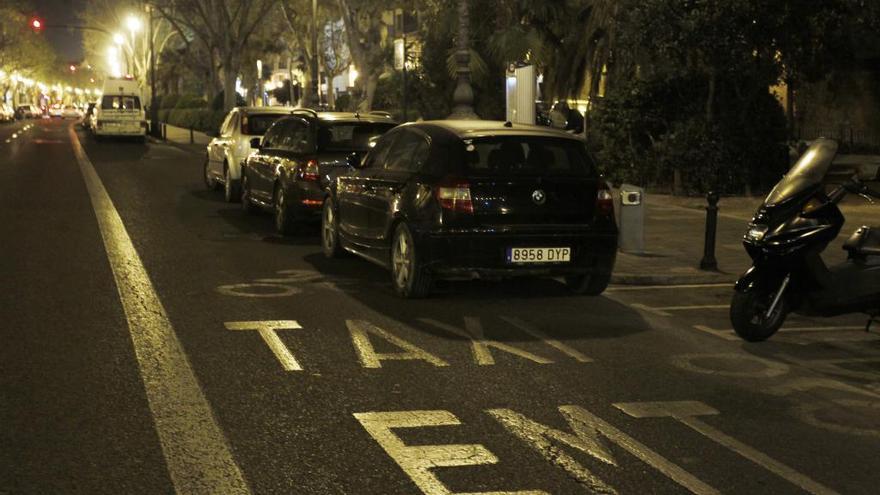 El carril bus ocupado de noche.