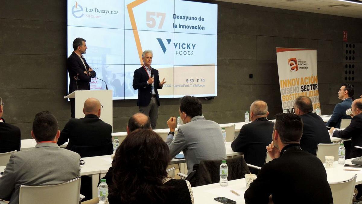 Cerca de 100 profesionales asistieron a la cita  en el centro de innovación de Vicky Foods. | LEVANTE-EMV