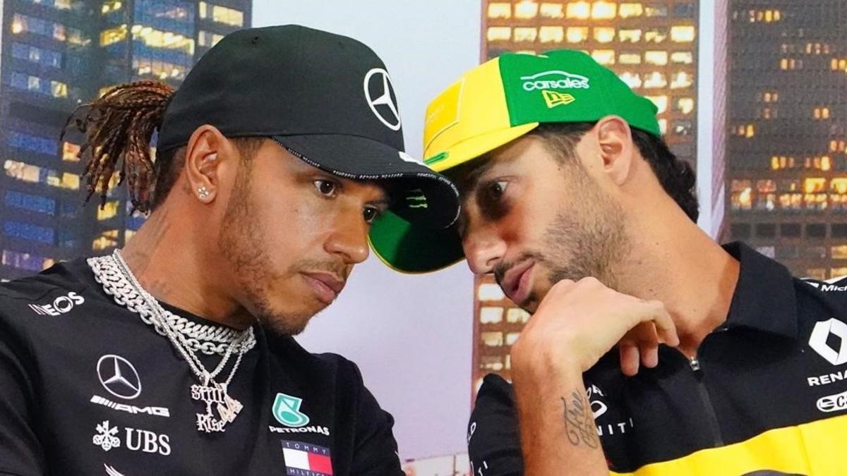 Lewis Hamilton y Daniel Ricciardo conversan, hoy, en la conferencia de prensa del GP de Australia.
