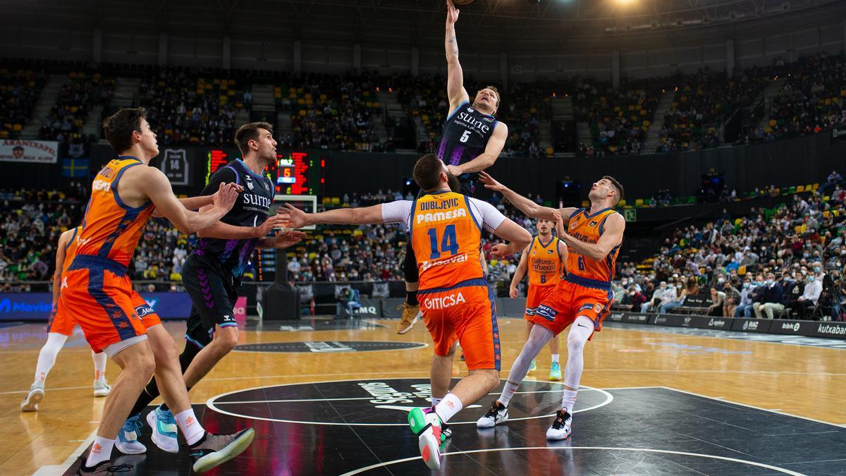 El equipo 'taronja' flaqueó en defensa y pinchó en Bilbao