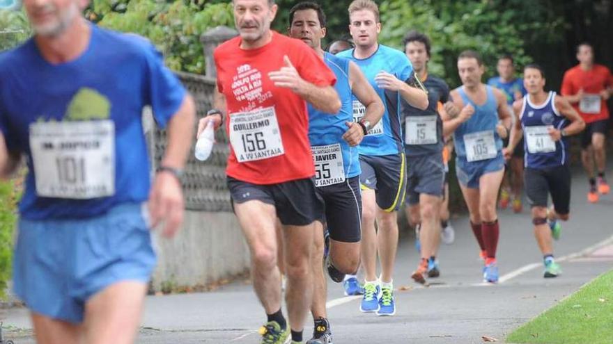 Participantes en la carrera popular de Santa Cruz, el pasado año, durante el recorrido. 13fotos