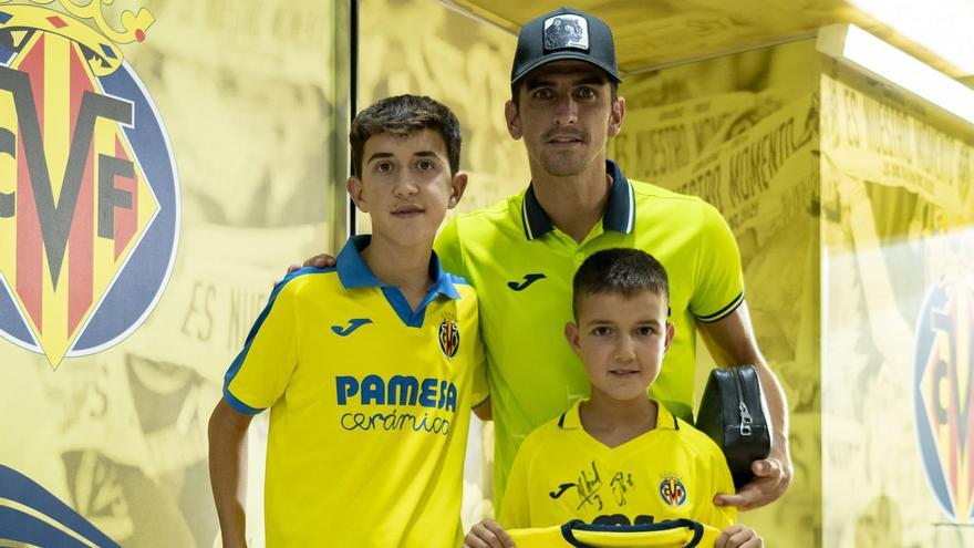 Gerard Moreno junto a Ferran y su hermano en La Cerámica.