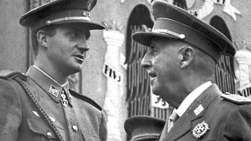 Francisco Franco (re.) und sein designierter Nachfolger König Juan Carlos I. im Jahr 1966. | FOTO: EFE