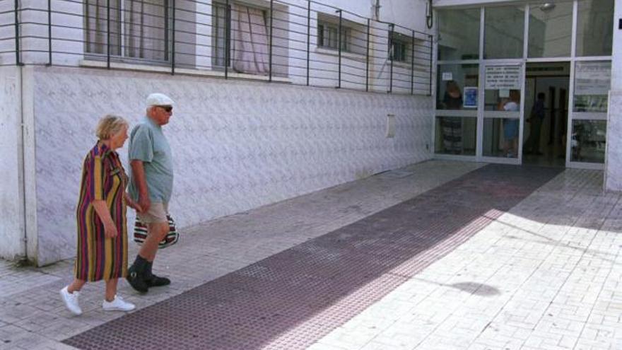 Una pareja de turistas extranjeros se adentran en uno de los centros de salud con mayor afluencia de población foránea de la Costa del Sol.