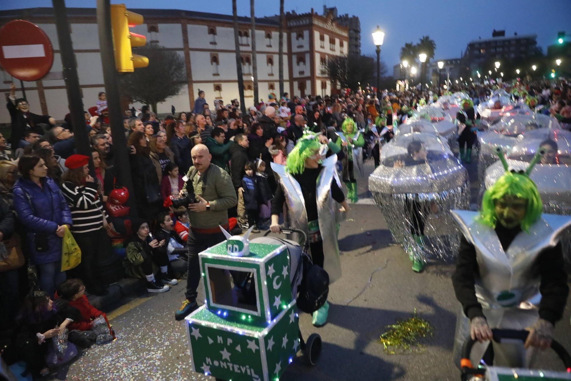 Así fue el multitudinario desfile del Antroxu de Gijón (en imágenes)