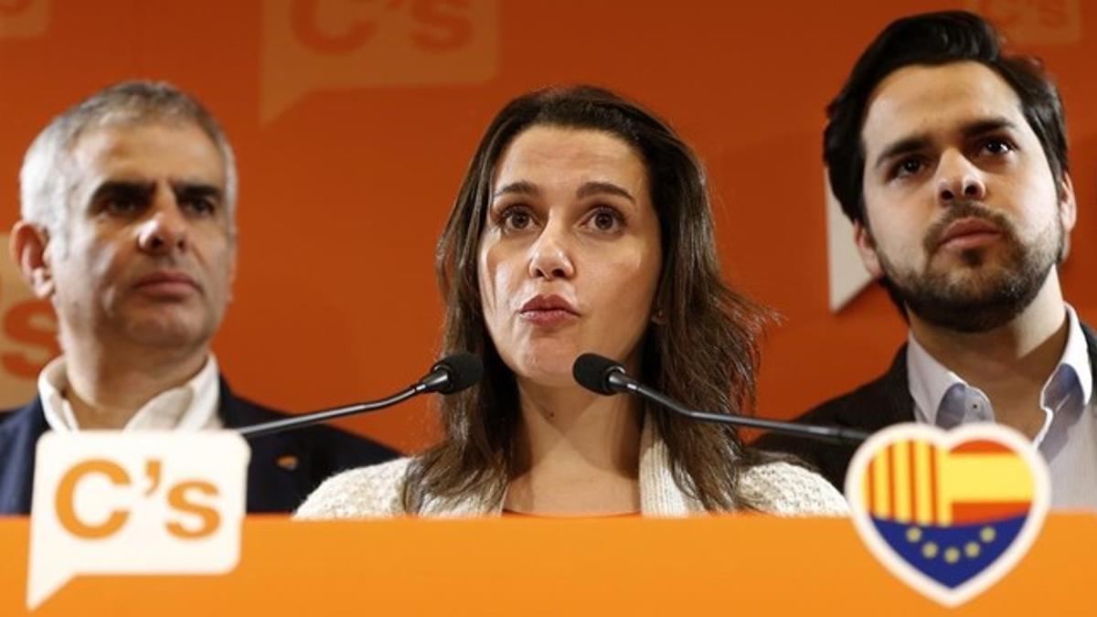 Fernando de Páramo (derecha), junto a la líder de C's en el Parlament, Inés Arrimadas, y el diputado Carlos Carrizosa, el pasado enero.