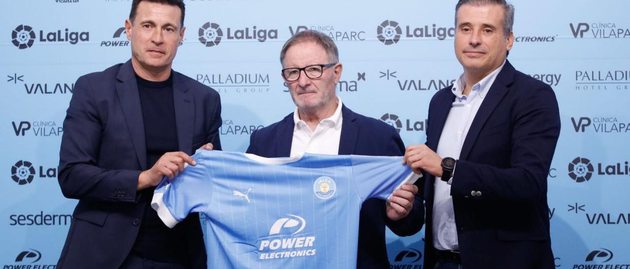 Amadeo Salvo y Miguel Ángel Gómez, con Anquela, en la presentación del ya destituido técnico.