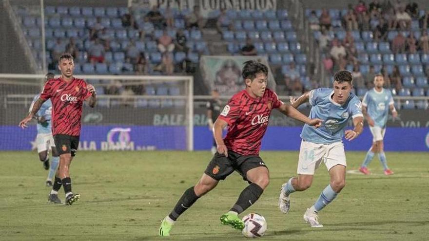 Kang In Lee conduce el balón en el partido disputado el pasado fin de semana ante la UD Ibiza.