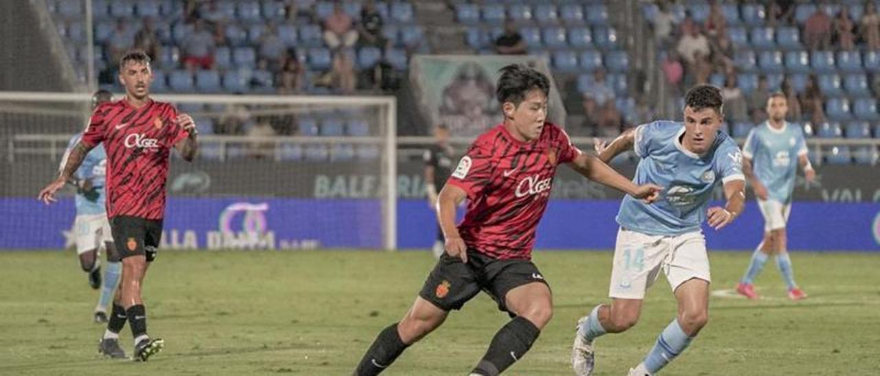 Kang In Lee conduce el balón en el partido disputado el pasado fin de semana ante la UD Ibiza.