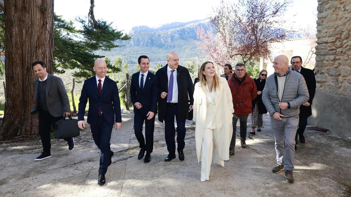 Ministerpräsidentin Marga Prohens mit den Präsidenten der Inselräte, darunter Llorenç Galmés (3. v. li.)