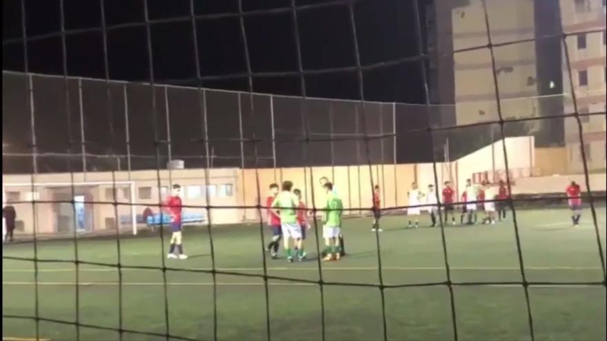 La última pelea en el fútbol juvenil de Gran Canaria: pega una patada a un jugador contrario