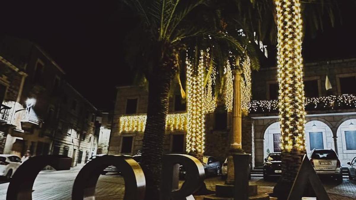 Plaza de San Pedro, iluminada con decoración navideña.