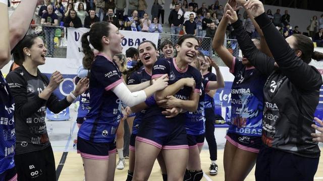 Por la izquierda, Aida Fernández, Lucía Méndez, Marta da Silva, Paloma Calvo, Lisa Chiagozie y Begoña Otero, celebrando el ascenso del Lobas Oviedo el sábado en el Florida Arena.