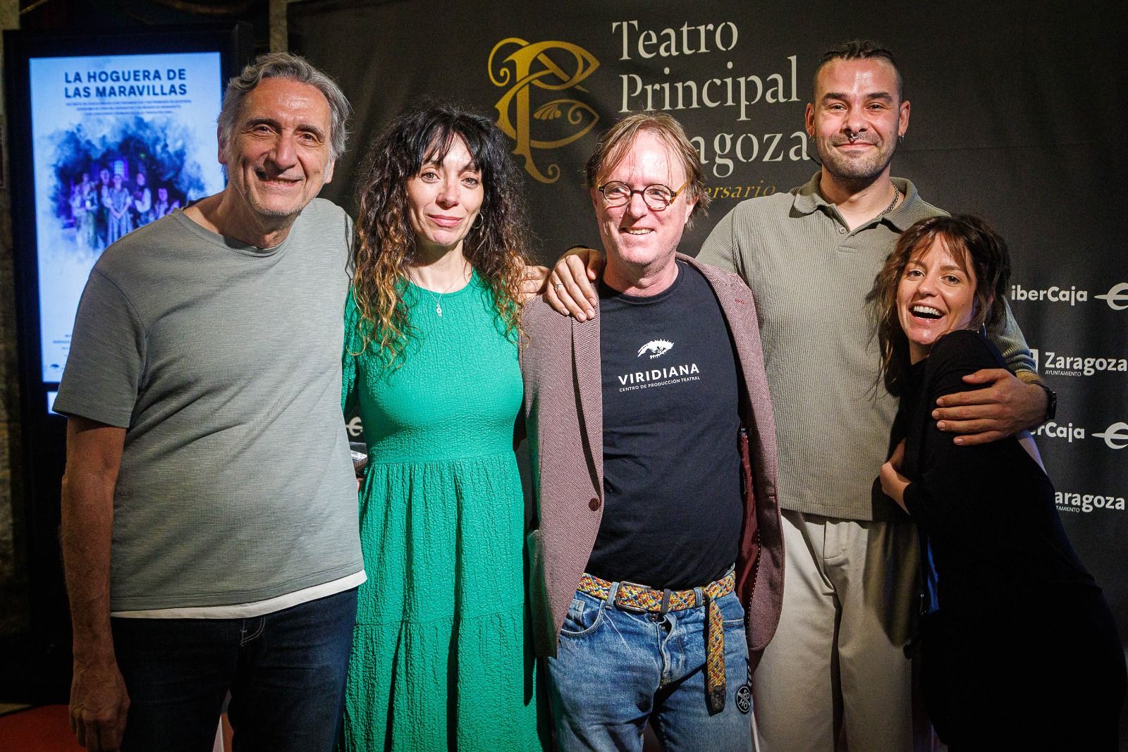 El director Javier Arbués y parte del elenco de 'La hoguera de las maravillas'.