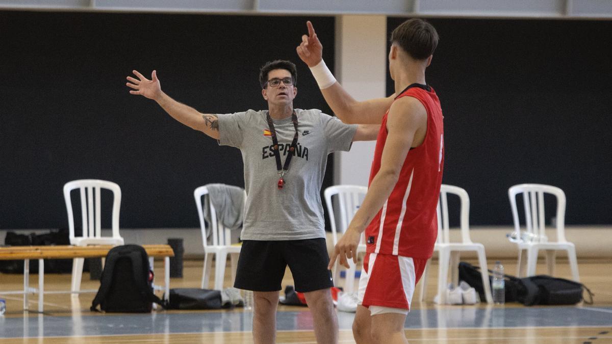 El entrenador del Amics, Pichel, en un entrenamiento de España.