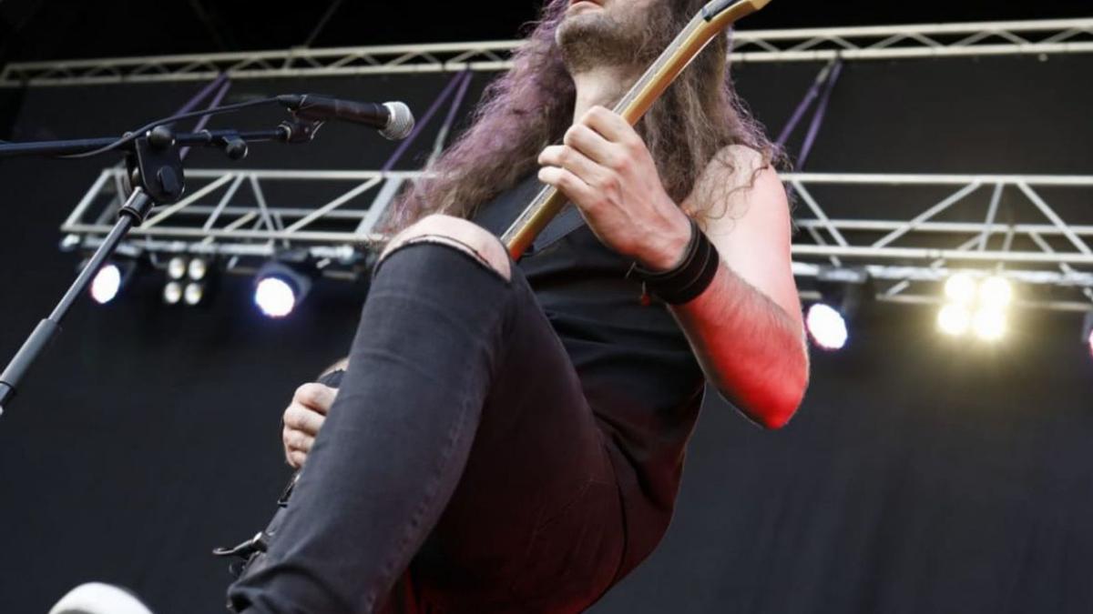 Un componente de la banda finlandesa de power metal en el concierto. 