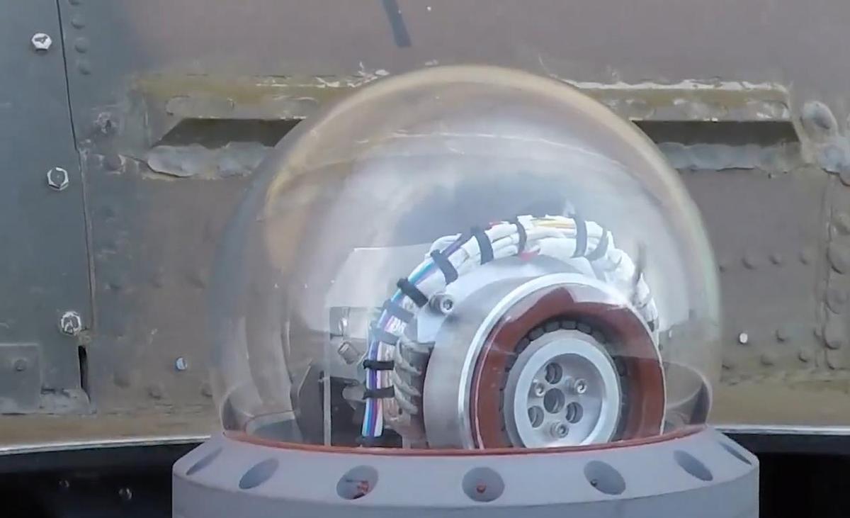 El láser anti misil de Indra In Shield, adherido al fuselaje de un helicóptero Chinook durante unas pruebas.