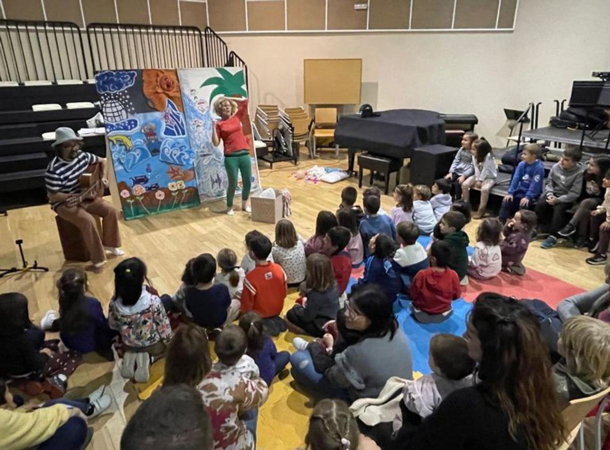 El dúo Charraire Cuenteras congregó a numerosas familias.  |