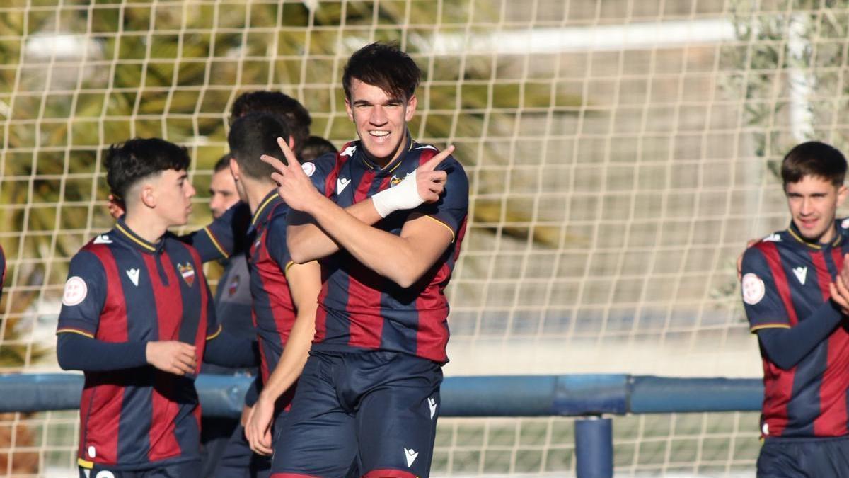 Carlos Espí Escrihuela celebra un gol con el Levante UD juvenil