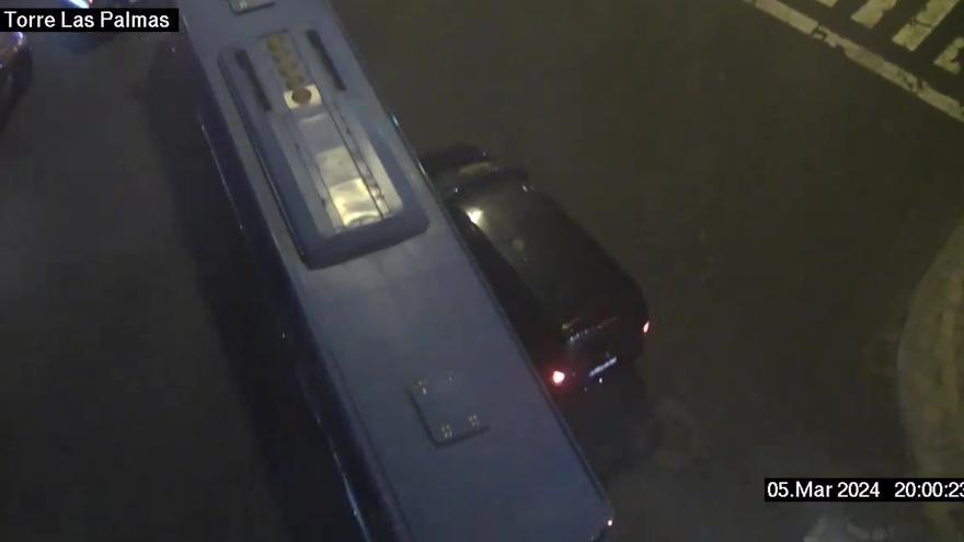 Una guagua y un coche chocan en el enlace de Julio Luengo en Las Palmas de Gran Canaria