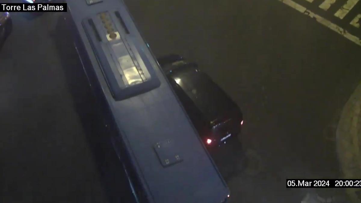 Una guagua y un coche chocan en el enlace de Julio Luengo en Las Palmas de Gran Canaria