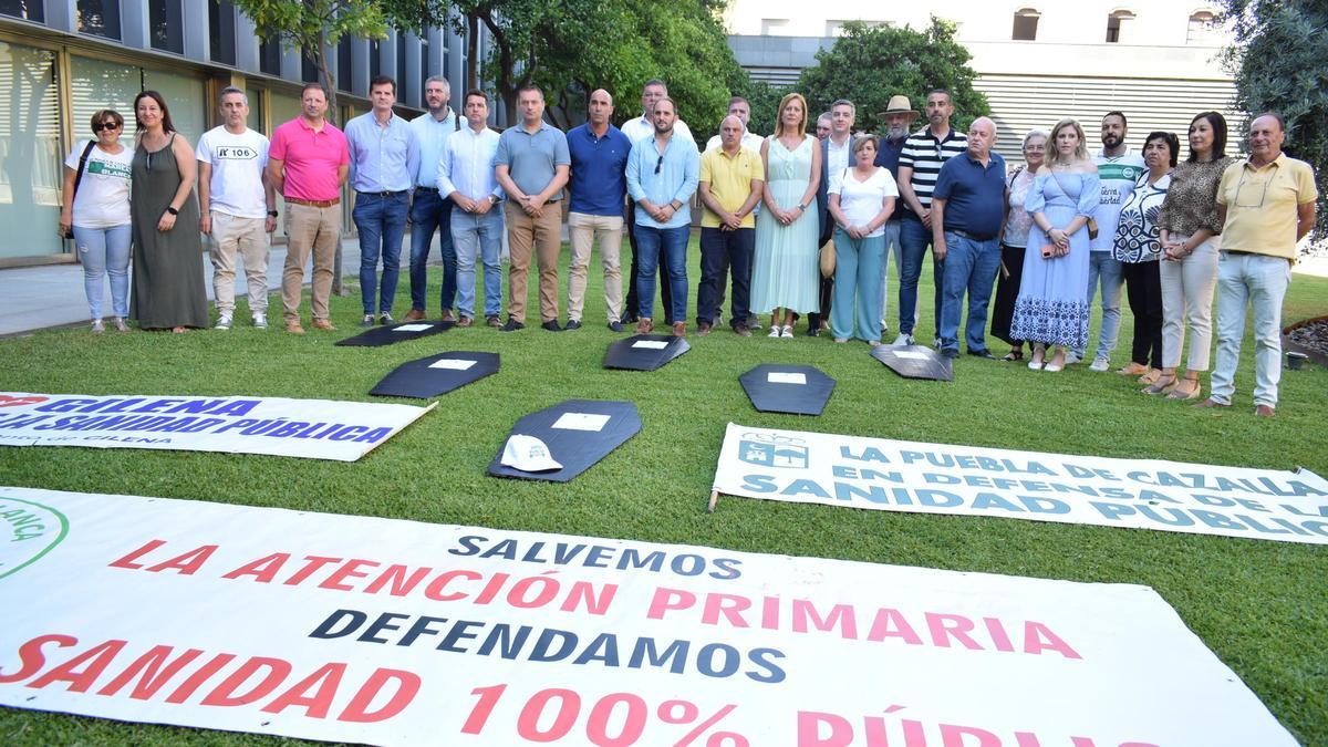 Concentración de los alcaldes de la Campiña y la Sierra Sur de Sevilla por la asistencia sanitaria