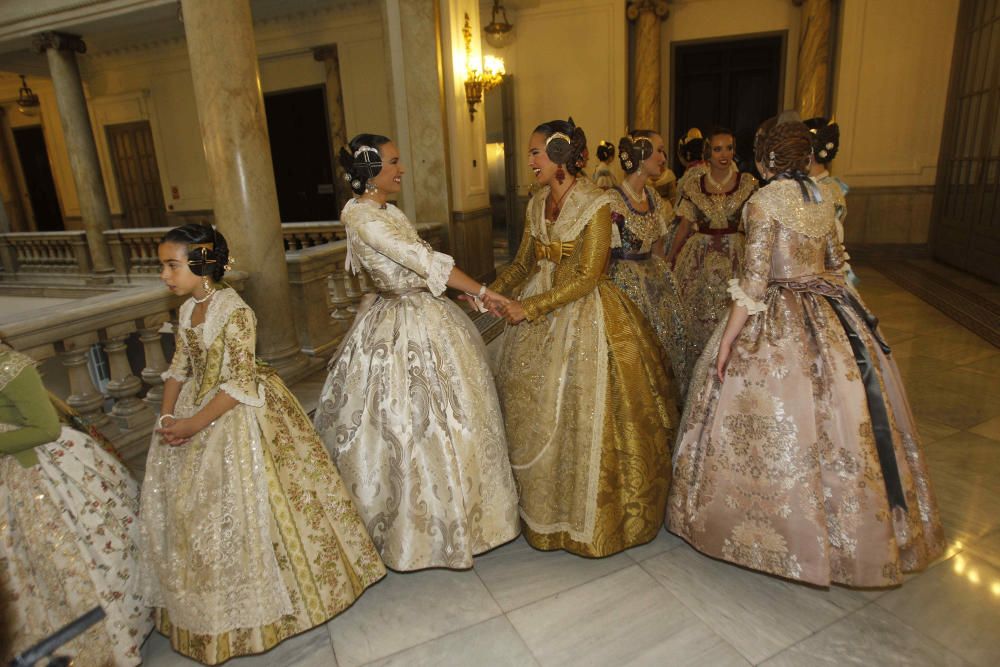 Las cortes de honor ensayan la proclamación de las falleras mayores