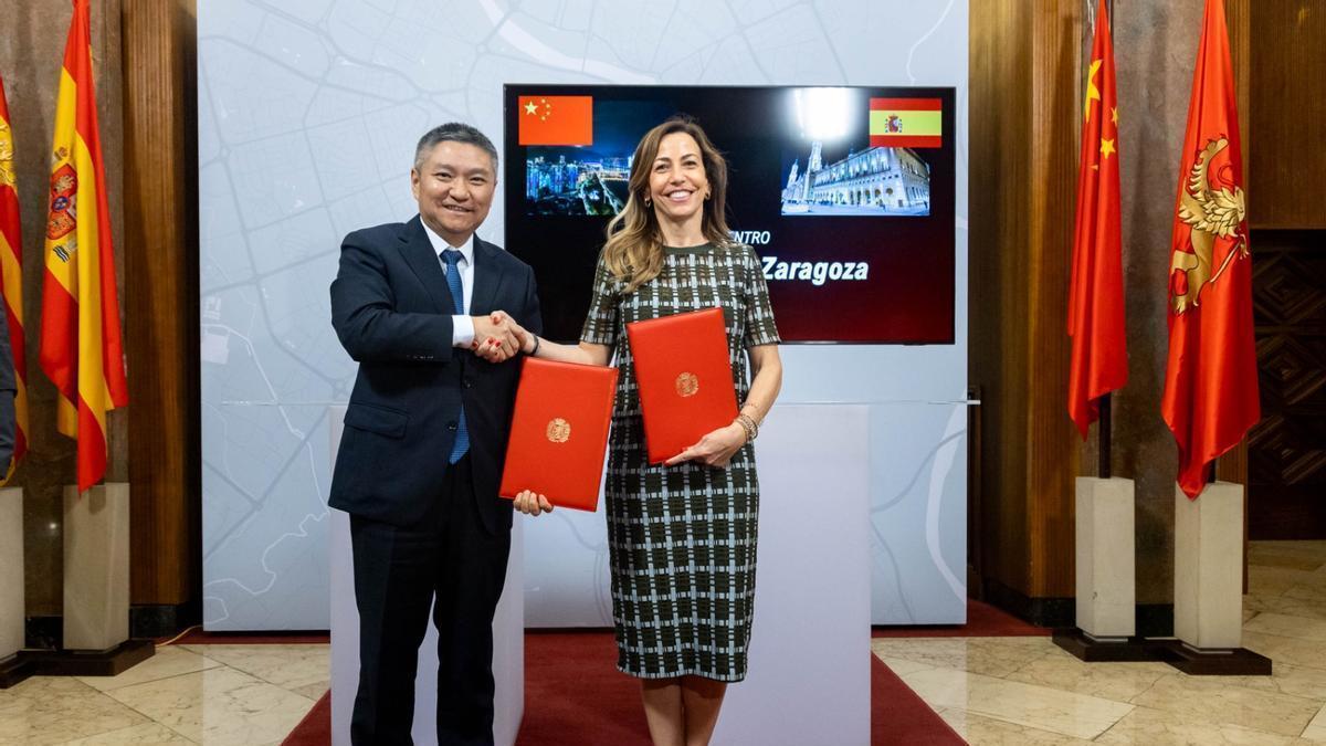 Zhu Linsen y Natalia Chueca, este lunes en el Ayuntamiento de Zaragoza.