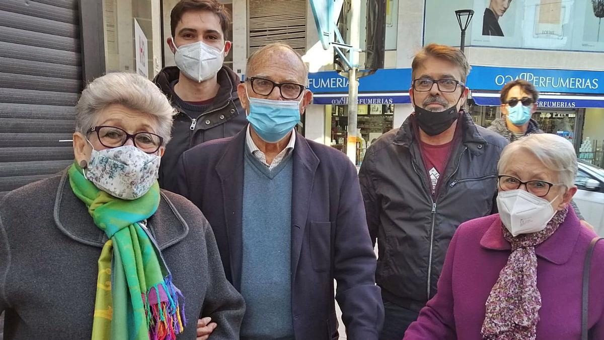 Joaquín, en el centro, y, a la derecha, Mercedes, con  otros familiares.