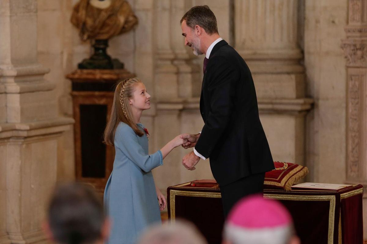 La princesa Leonor y Felipe VI se dan la mano en la ceremonia de entrega del Toisón de Oro