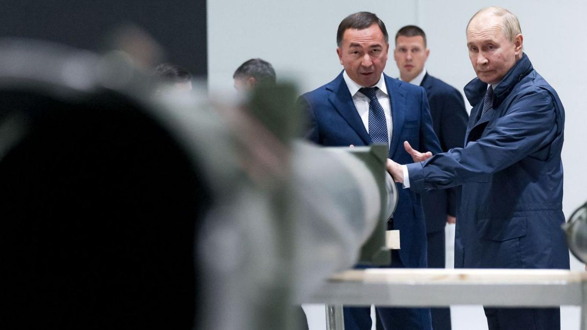 El president rus, Vladímir Putin, en el transcurs d’una visita a una fàbrica d’armes a la ciutat de Perm. | GAVRIIL GRIGOROC / EFE