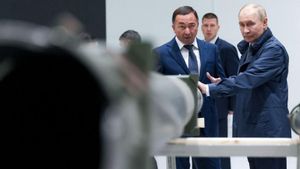 El president rus, Vladímir Putin, en el transcurs d’una visita a una fàbrica d’armes a la ciutat de Perm. | GAVRIIL GRIGOROC / EFE