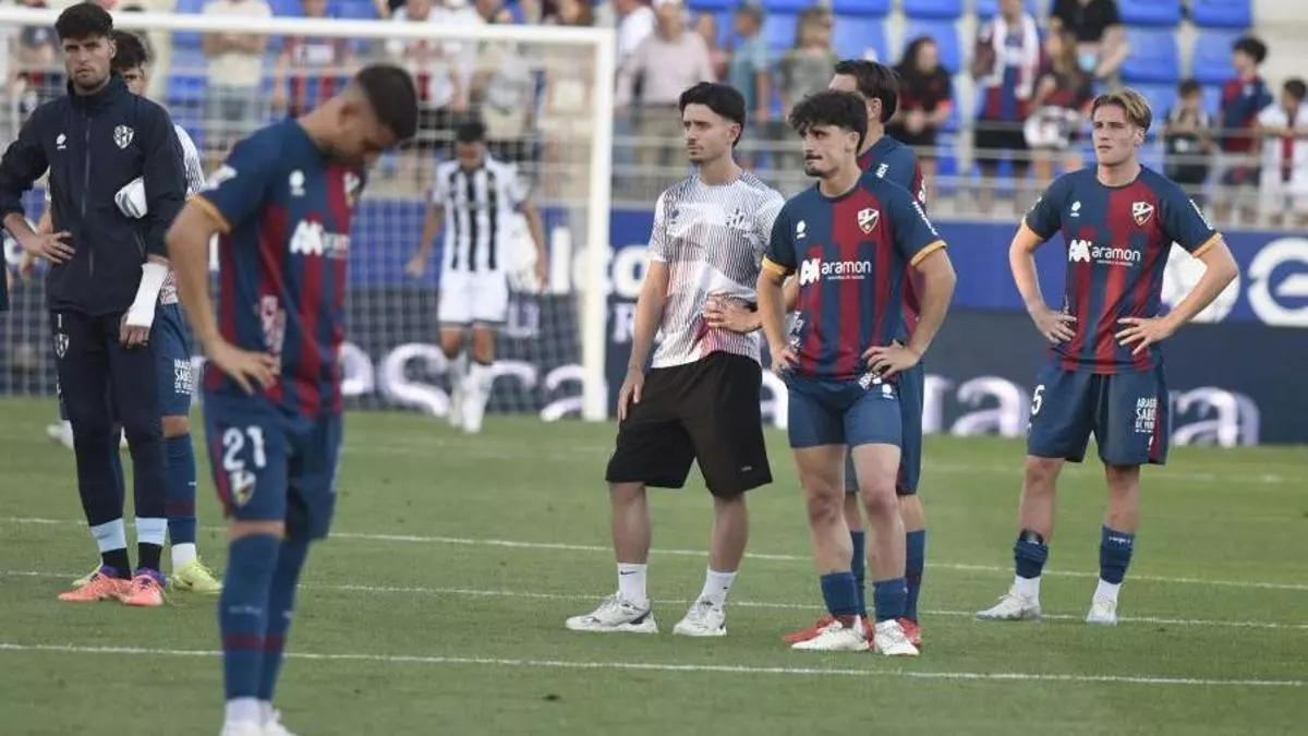 Los jugadores del Huesca, abatidos tras la derrota ante el Castellón que confirmó su descenso.