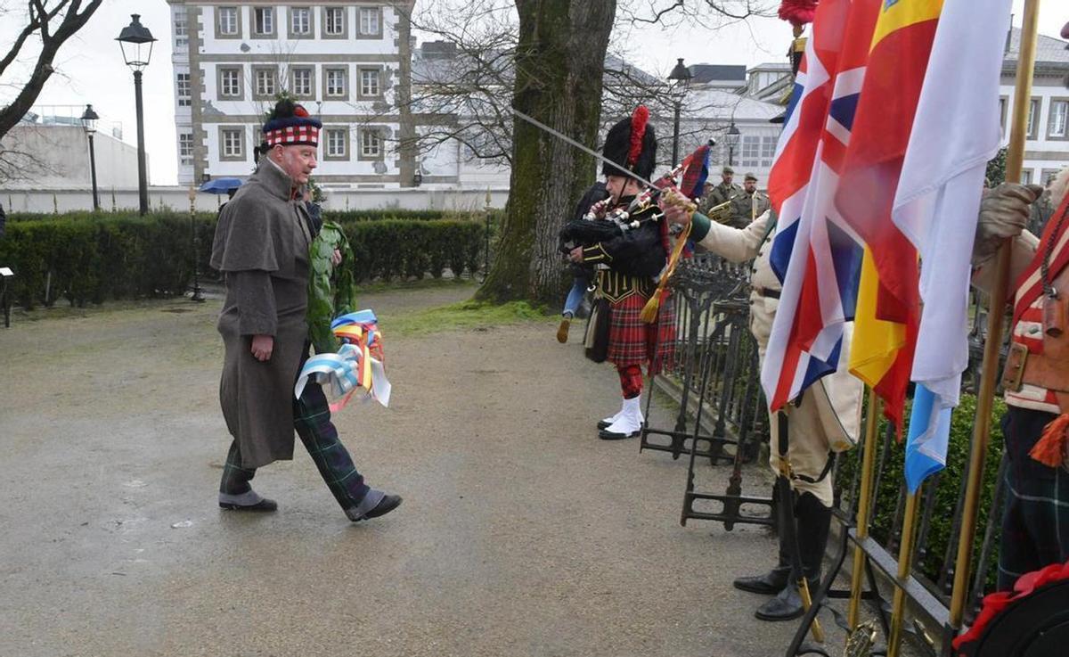 Ofrenda floral a Sir John Moore en el Jardín de San Carlos. | LOC