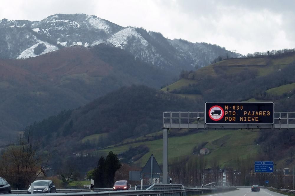 La nieve provoca restricciones en el Huerna y cadenas en 13 puertos